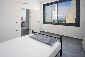 4 bedrooms, iron/ironing board, bed sheets