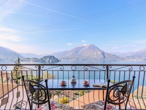 Outdoor dining - Nice apartment for 4 guests with WIFI, TV and balcony (Varenna)