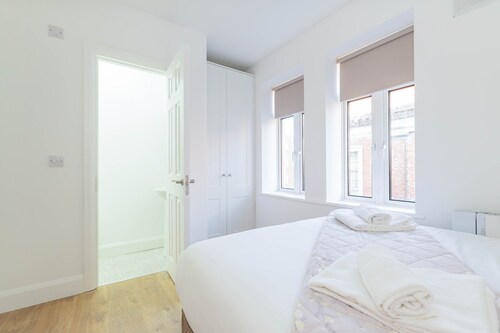 Dean Swift Square by Dublin At Home