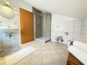 Dusche, Handtücher, Seife, Toilettenpapier