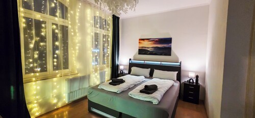  Gruppen-Apartments in Gründerzeit-Villa mit Schlossblick und Parkplatz 16 Gäste