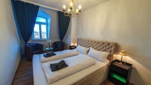 6 bedrooms, desk, travel crib, free WiFi - Group apartments in Wilhelminian-style villa with castle view and parking for 16 guests (Wernigerode)