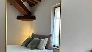 Dobbeltrom – classic, 1 dobbeltseng, hageutsikt