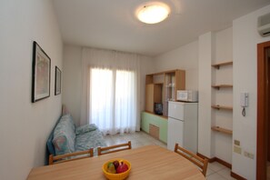 อพาร์ทเมนท์, 1 ห้องนอน, ระเบียง, วิวสวน | ห้องนั่งเล่น