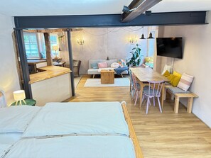 Cuna de viaje, wifi, ropa de cama