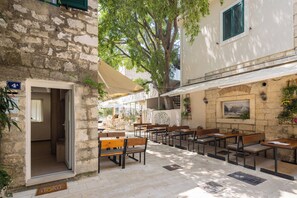 Outdoor dining - La Perla - Downtown House (Omiš)