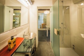 Haartrockner, Handtücher, Seife, Shampoo
