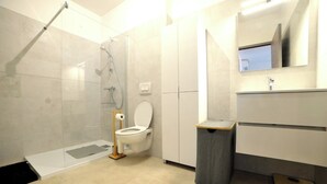 Shower, hair dryer, towels, soap - T2 apartment close to all amenities 5 min from pinarello beach (Zonza)