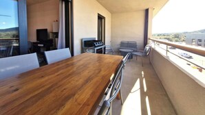 Outdoor dining - T2 apartment close to all amenities 5 min from pinarello beach (Zonza)