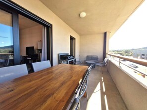Outdoor dining - T2 apartment close to all amenities 5 min from pinarello beach (Zonza)