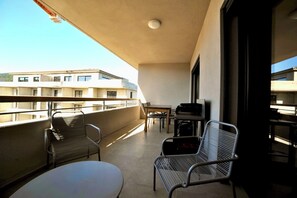 Property grounds - T2 apartment close to all amenities 5 min from pinarello beach (Zonza)