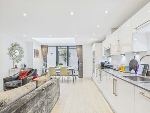 Interior - Spacious Apartment by Historic Lincoln's Inn (Greater London)