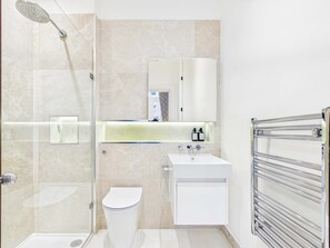 Een douche, een haardroger, handdoeken, shampoo