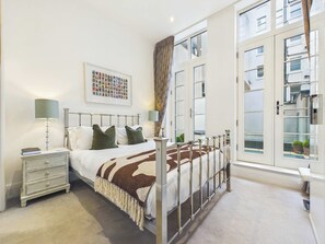 1 bedroom, desk, iron/ironing board, travel cot - Spacious Apartment by Historic Lincoln's Inn (Greater London)