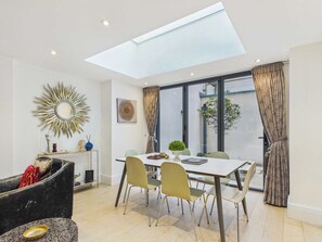 Dining - Spacious Apartment by Historic Lincoln's Inn (Greater London)