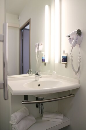 Standard Single Room | Bathroom | Shower, towels, soap, shampoo - LE QUARRE  (Bruguières)