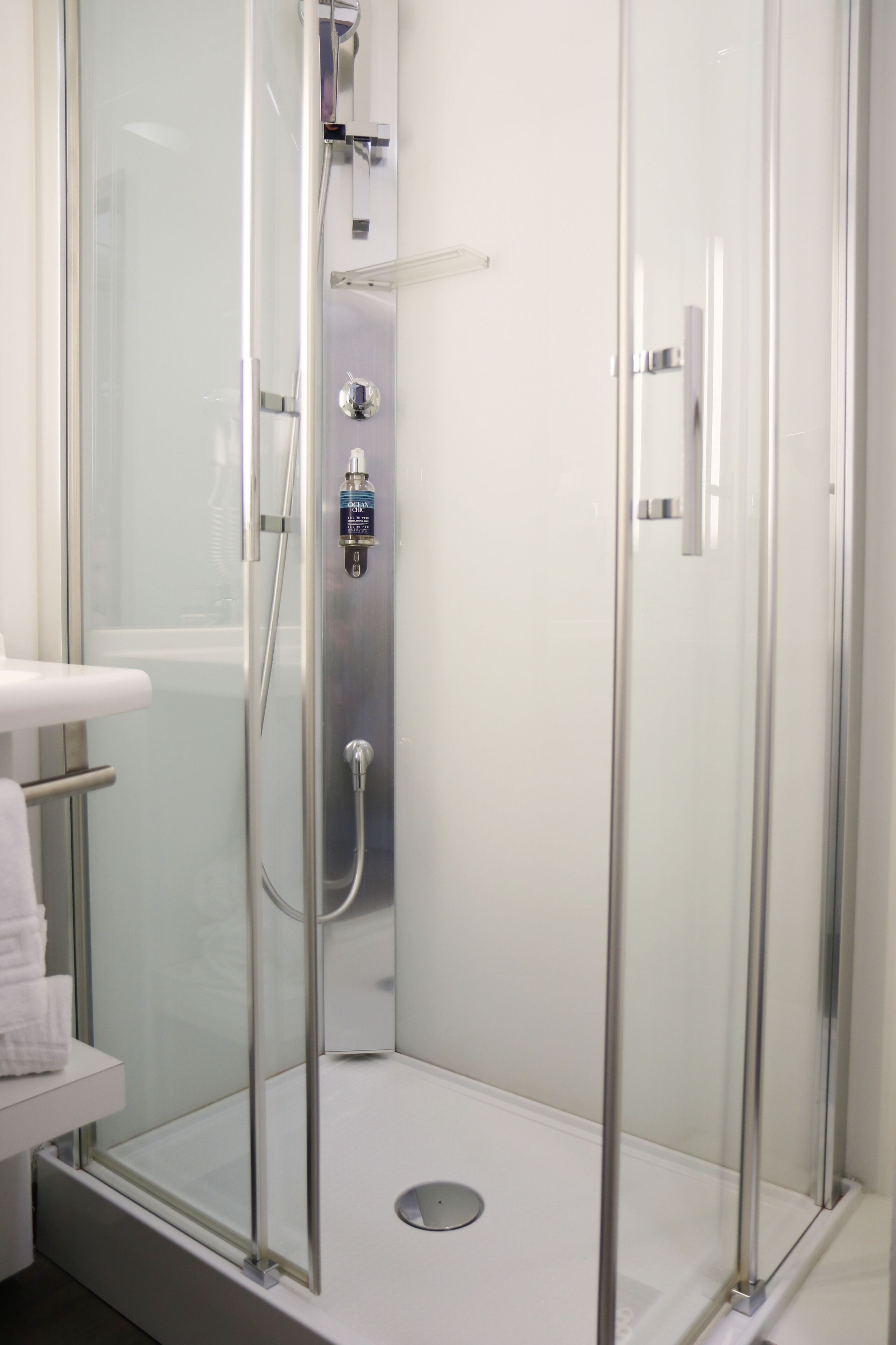 标准单人房 | 浴室 | 淋浴设施、毛巾、肥皂、洗发水