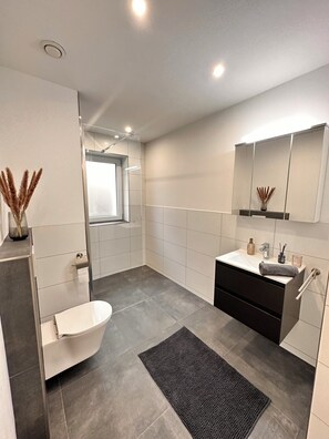 Dusche, Haartrockner, Handtücher, Seife