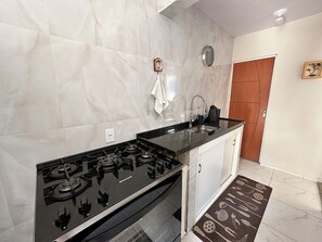 Fridge, microwave, oven, stovetop - Comfortable house - Swimming pool, barbecue, Wi-Fi, air conditioning, bed linens (Cabo Frio)