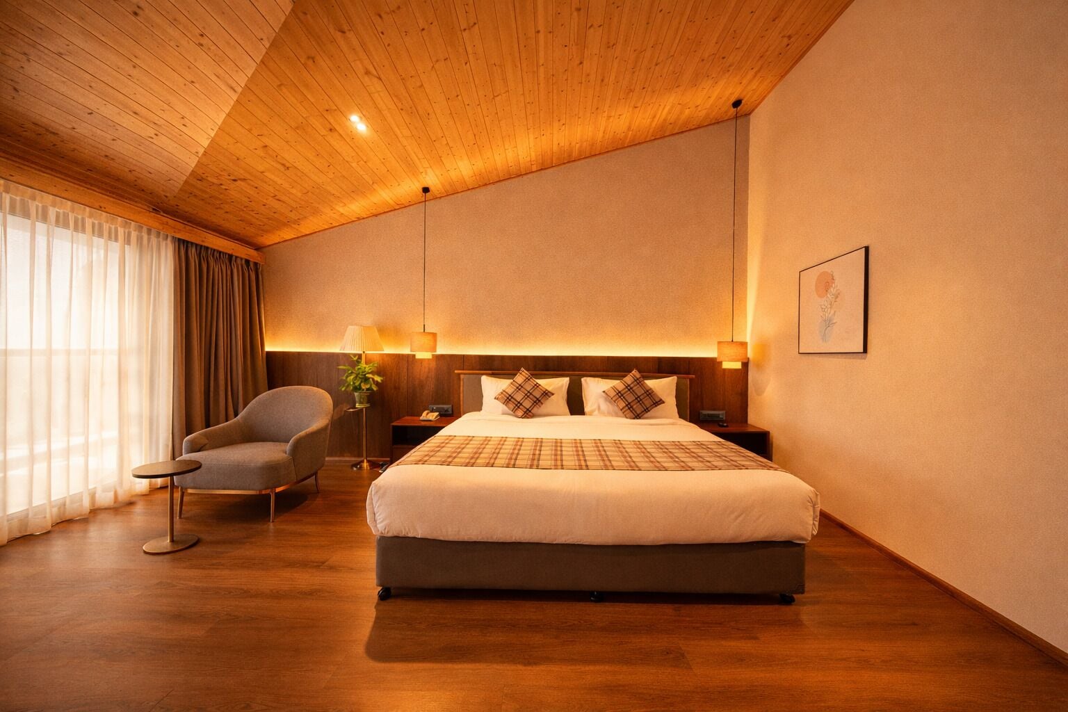 Quarto de hotel com teto de madeira, uma cama grande com colcha xadrez, uma poltrona cinza, uma mesa de cabeceira com abajur e uma janela com cortinas.