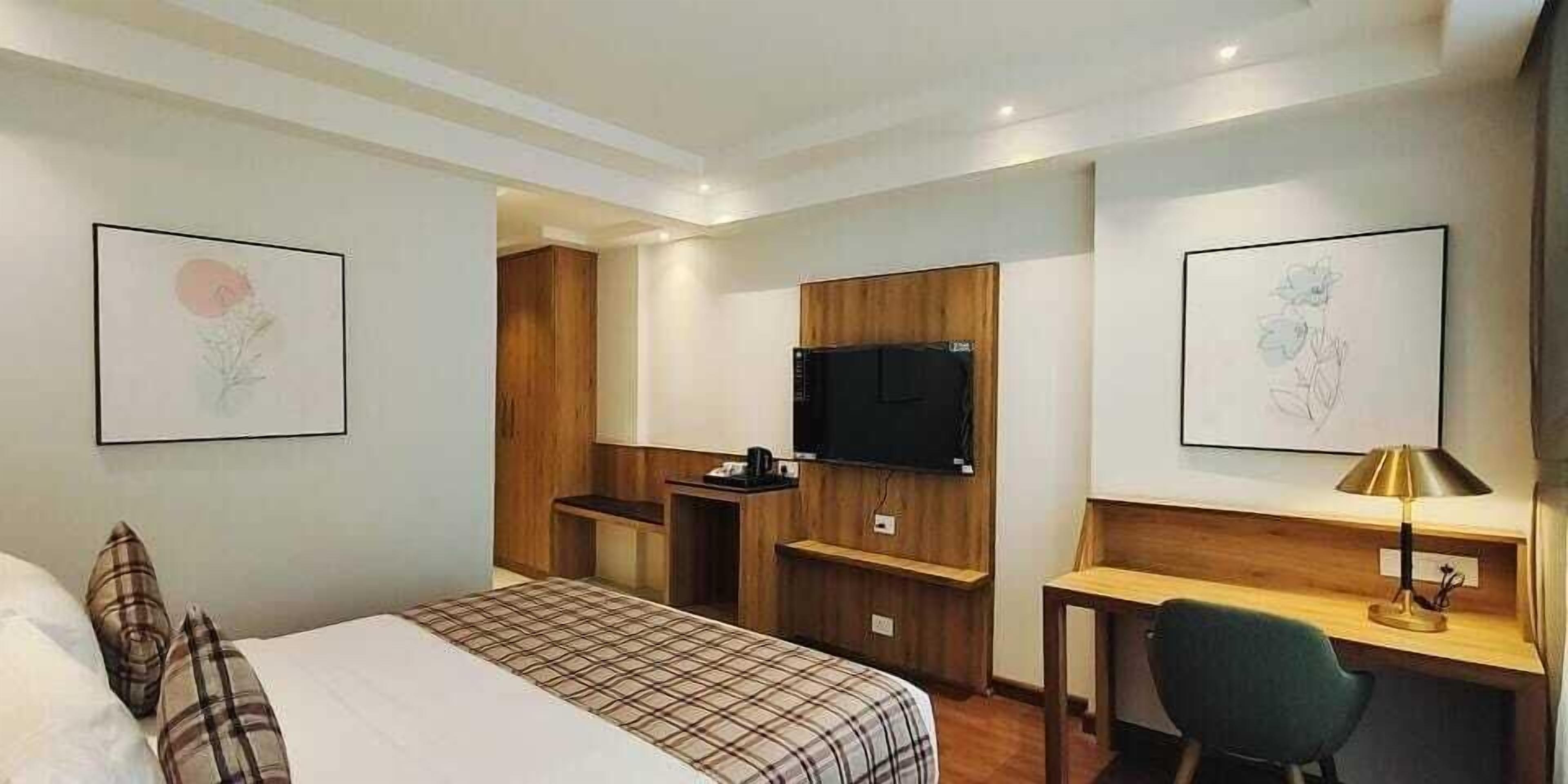 Standard Room, 1 King Bed, City View | Iron/ironing board, free WiFi