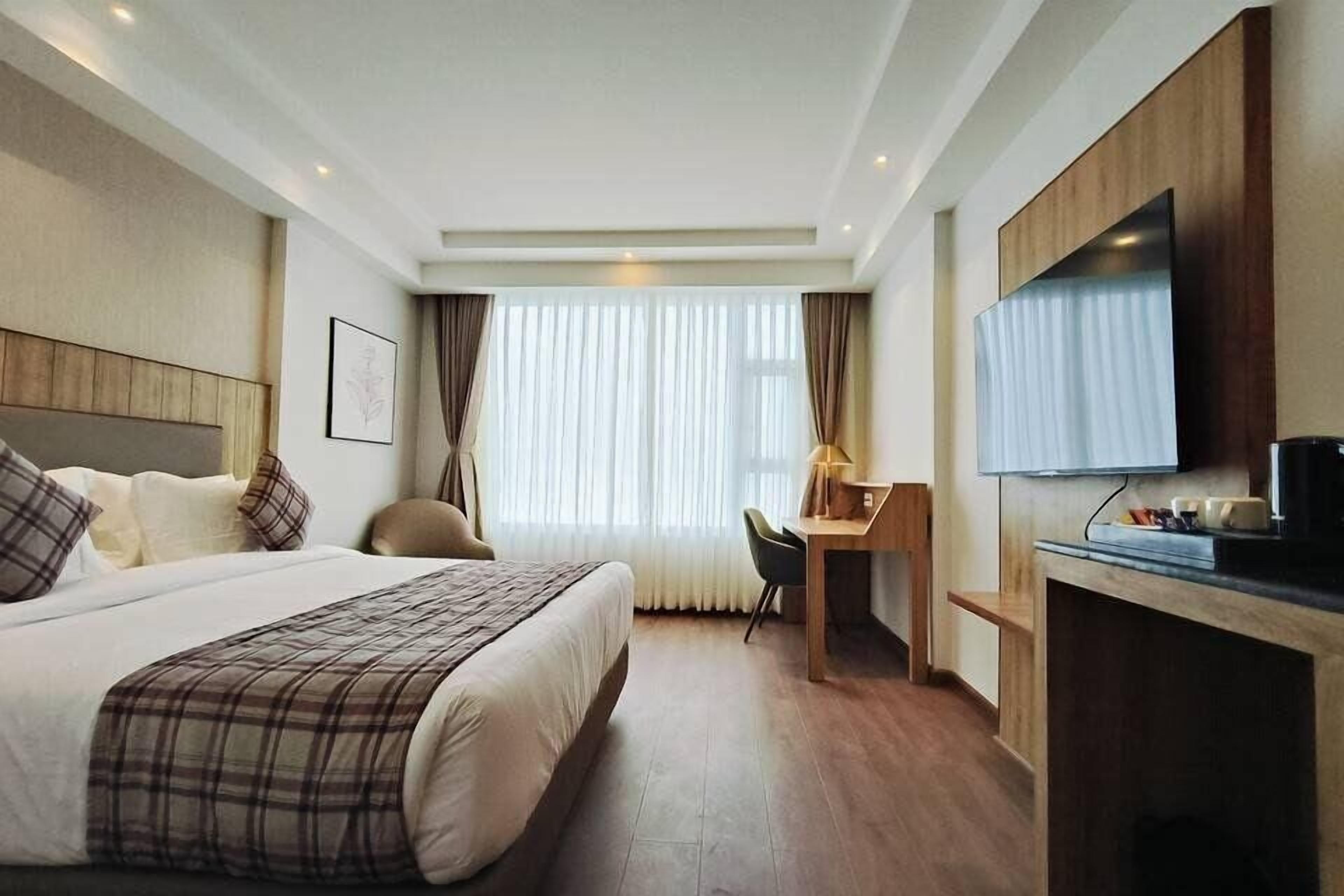 Deluxe Room, 1 King Bed | Iron/ironing board, free WiFi