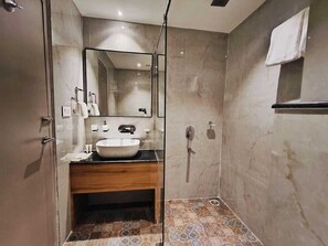 Superior Room, 1 King Bed, City View | Bathroom