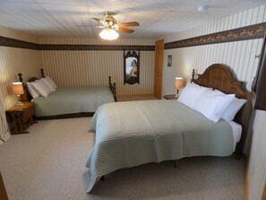 5 bedrooms, desk, iron/ironing board, travel cot - Sunrise Shores at Thayer Lake (Alden)
