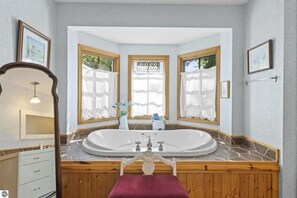 Shower, jetted bath, hair dryer, towels - Sunrise Shores at Thayer Lake (Alden)