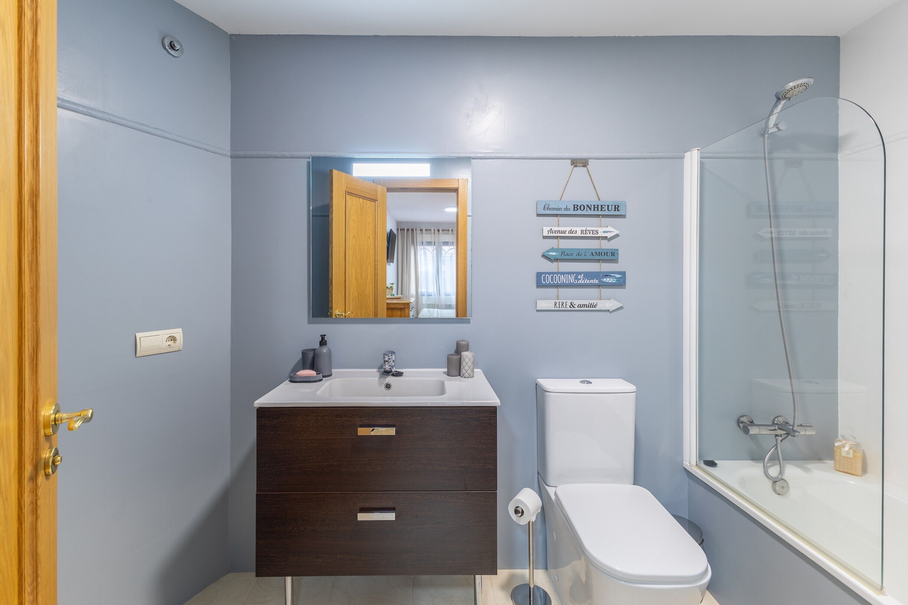 Een douche, een haardroger, handdoeken