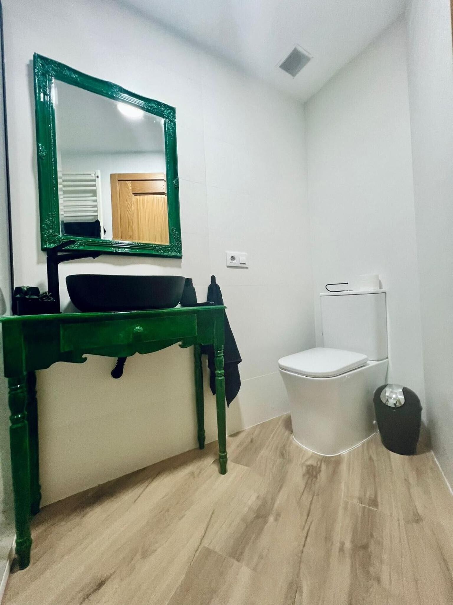 Douche, sèche-cheveux, serviettes fournies