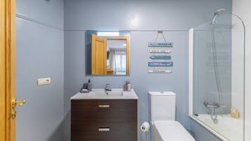 Douche, séchoir à cheveux, serviettes fournies