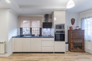 Fridge, microwave, oven, stovetop - Casa Vacacional 'El Rincón La Roca' con Wi-Fi (El Espinar)