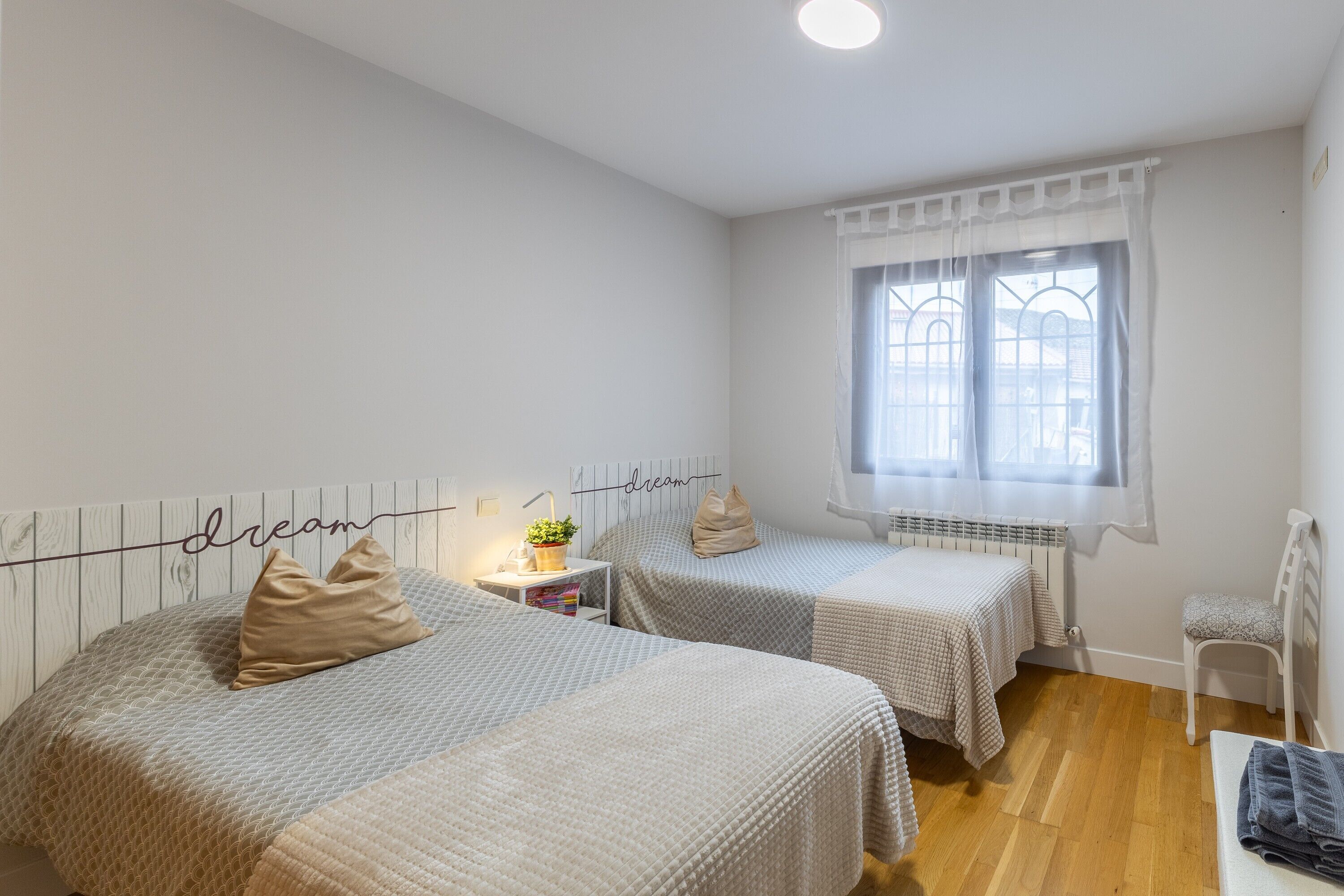 3 chambres, fer et planche à repasser, Wi-Fi, draps fournis