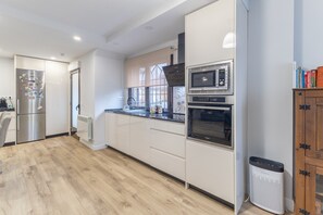 Fridge, microwave, oven, stovetop - Casa Vacacional 'El Rincón La Roca' con Wi-Fi (El Espinar)