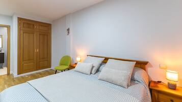 3 habitaciones, tabla de planchar con plancha, wifi y ropa de cama