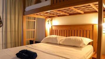 Màn/rèm cản sáng, bàn ủi/dụng cụ ủi quần áo