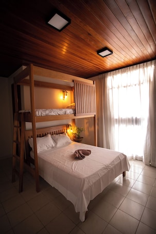 Cortinas blackout, tabla de planchar con plancha y wifi gratis . Na Casa Hostel
