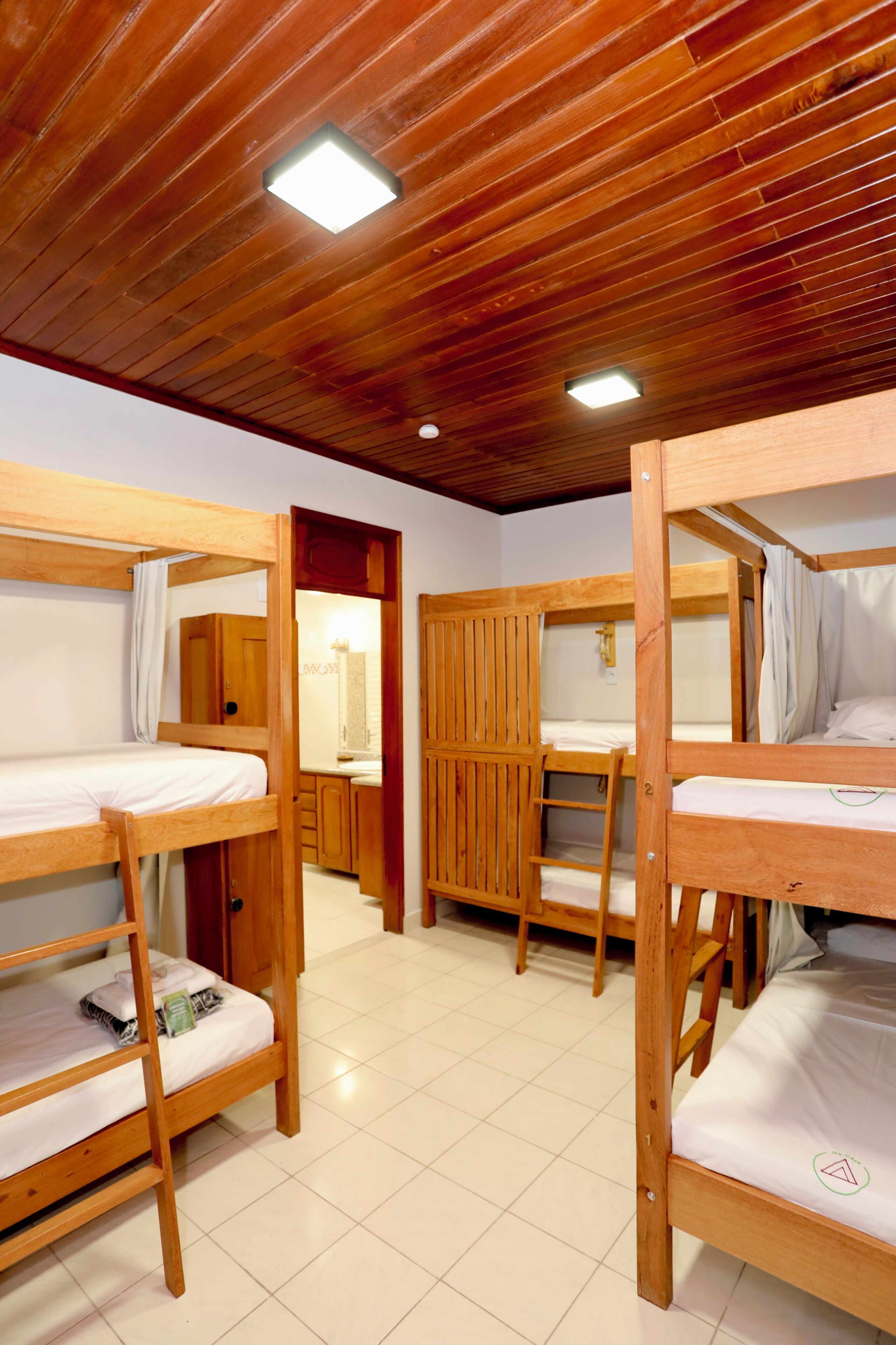 Dormitori compartit econòmic | Cortines opaques, planxa i posts de planxar i wifi gratuïta 