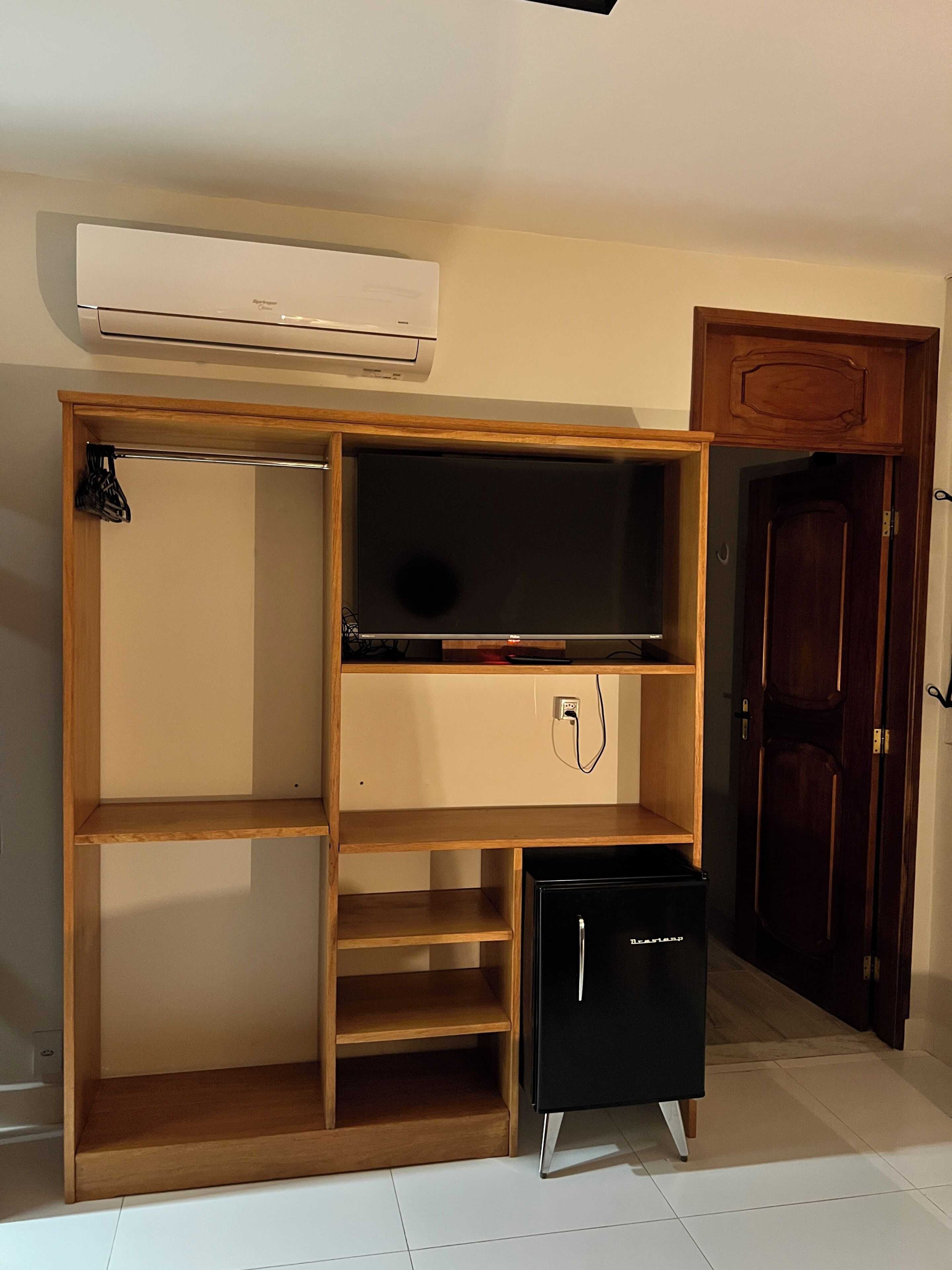 Cortinas blackout, tabla de planchar con plancha y wifi gratis 