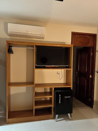 Cortinas blackout, tabla de planchar con plancha y wifi gratis . Na Casa Hostel