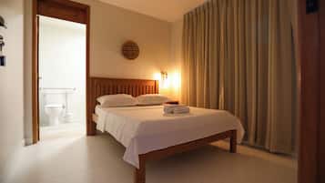 Quarto casal conforto, vista para o pátio | Cortinas blackout, ferros/tábuas de passar roupa, Wi-Fi de cortesia