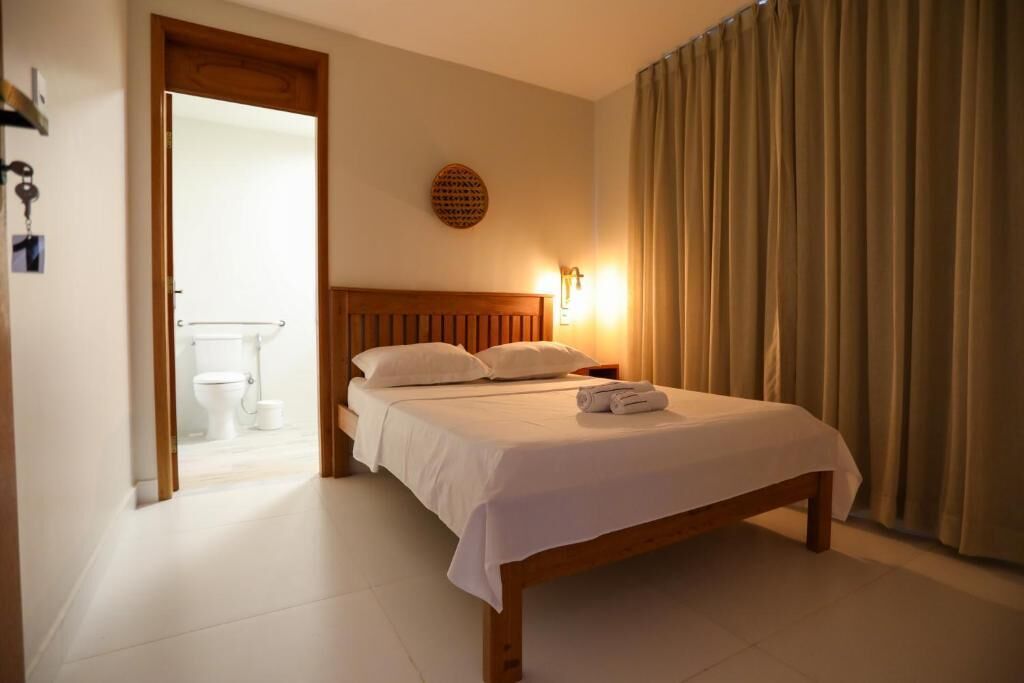 Màn/rèm cản sáng, bàn ủi/dụng cụ ủi quần áo 