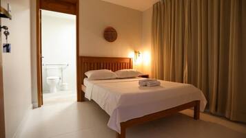 Màn/rèm cản sáng, bàn ủi/dụng cụ ủi quần áo