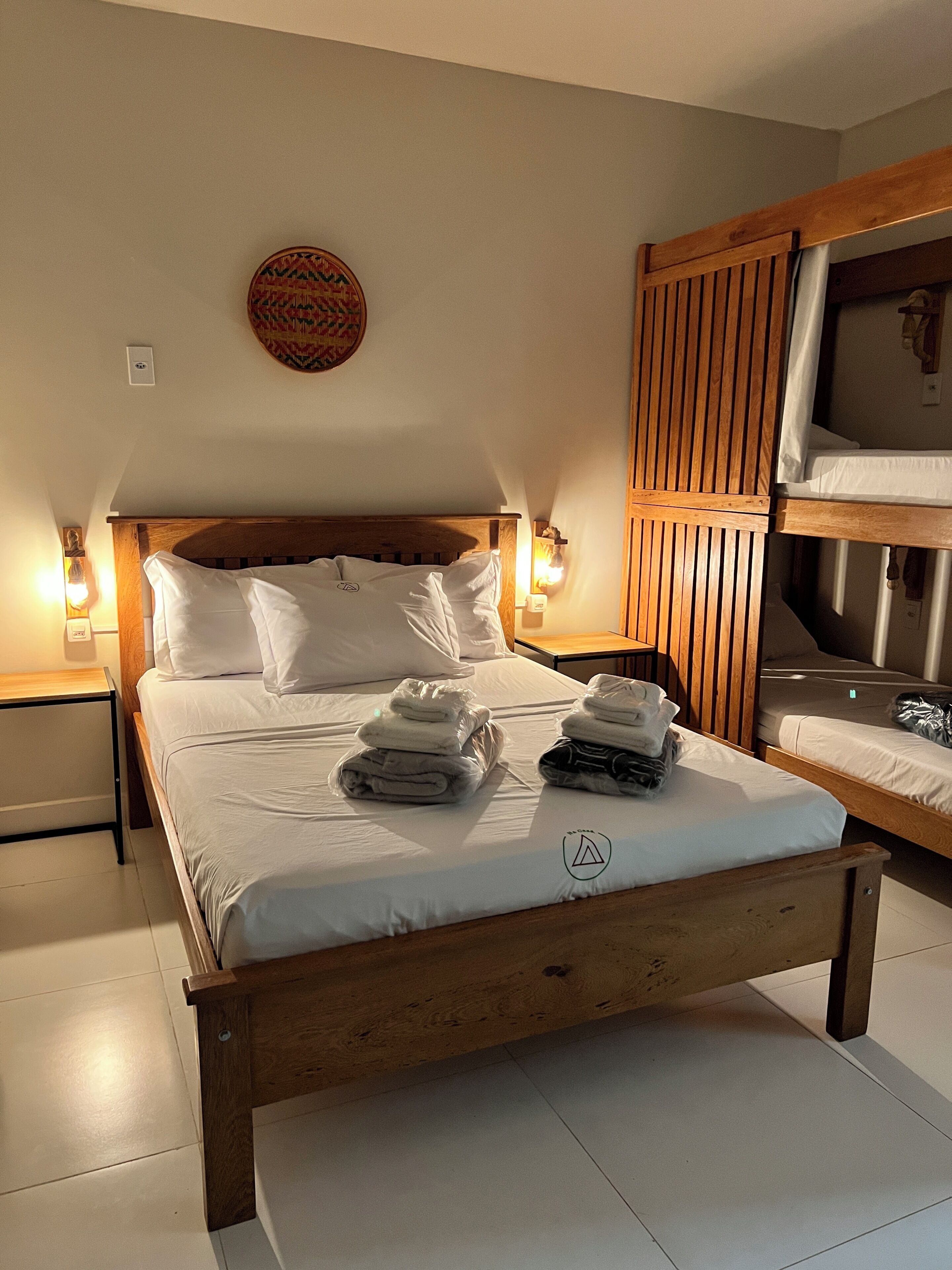 Habitació familiar, bany privat, vistes al pati | Cortines opaques, planxa i posts de planxar i wifi gratuïta 