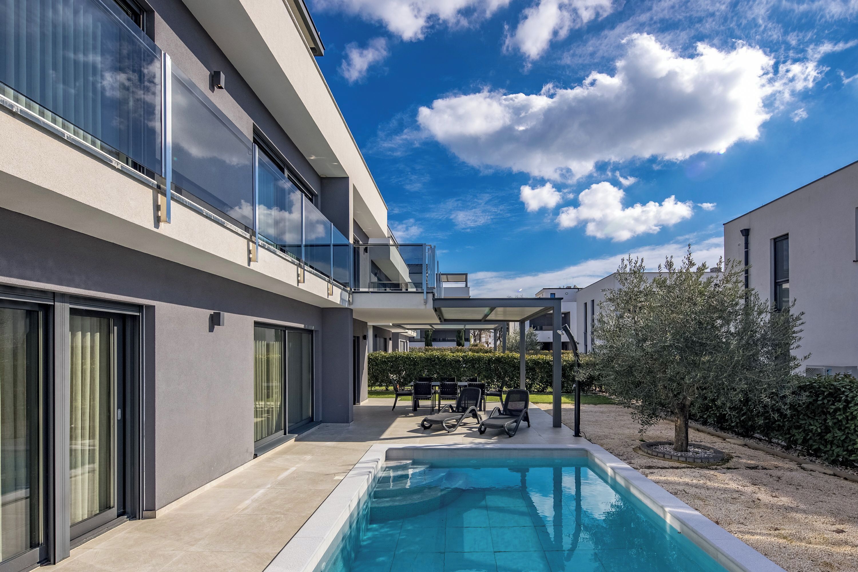 Hồ bơi ngoài trời phục vụ theo mùa, hồ bơi nước nóng 