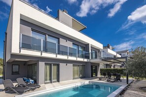 Family Villa, Multiple Bedrooms (Villa Centinera) | Pool | Seasonal outdoor pool, a heated pool - Villa Centinera (Medulin)