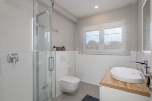 Combined shower/bathtub, bidet, towels, soap - Villa Centinera (Medulin)