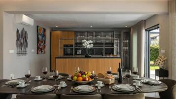 Family Villa, Multiple Bedrooms (Villa Centinera) | Dining room