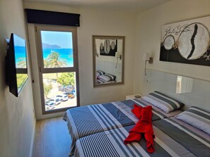 2 bedrooms, iron/ironing board, WiFi, bed sheets - Modern Apartment with Stunning Sea Views (Cala Millor)
